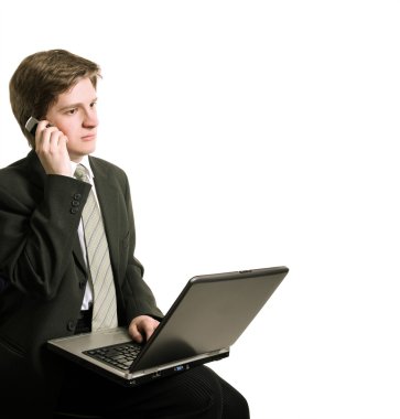 İşadamı dizüstü bilgisayarla çalışıyor