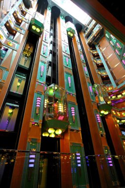 Gezinti gemisinde Merkez lobi