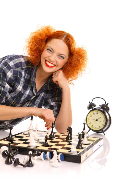 Frau spielt Schach — Stockfoto