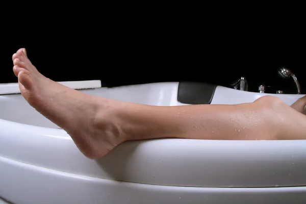 浴缸里的水能边上的腿 — 图库照片