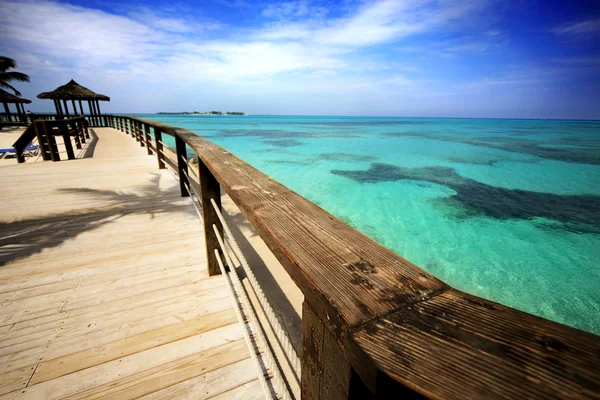 Caribbean beach and wooden pier — Stock Photo, Image