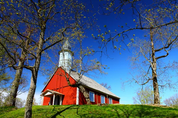 Houten kerk op de heuvel — Stockfoto