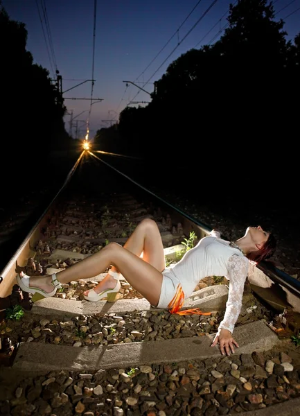 Meisje op spoorlijnen — Stockfoto