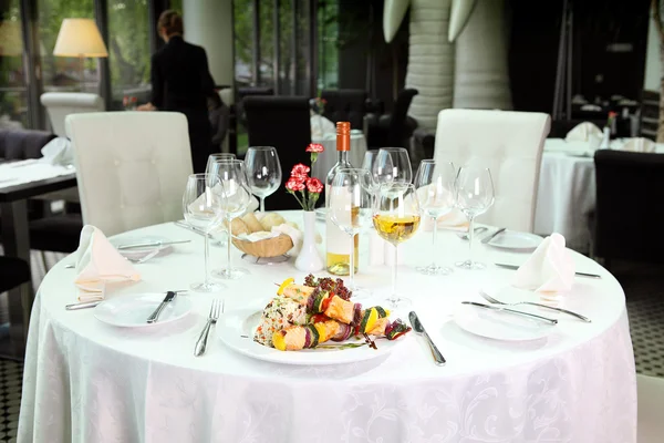 Dukning i restaurangen — Stockfoto