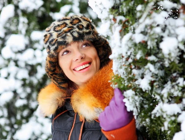 Fille heureuse et branches couvertes de neige — Photo