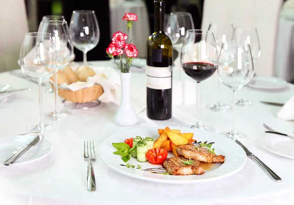 Lokantada masa hazır.