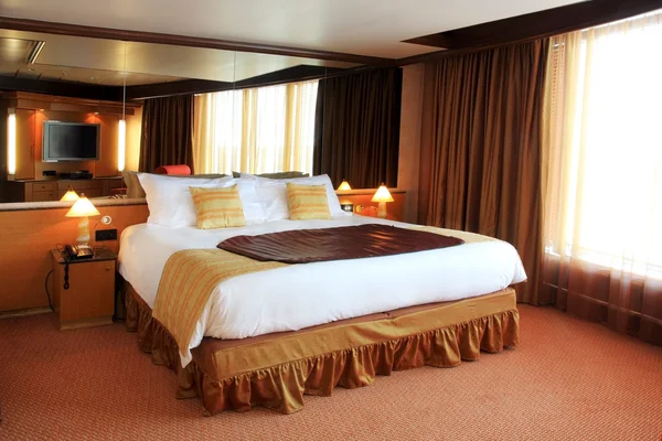 Habitación de hotel con cama doble — Foto de Stock