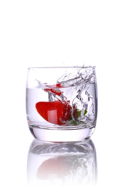 Wasserglas mit Erdbeere — Stockfoto