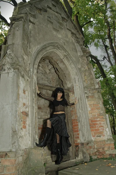 Goth girl near crypt — Stock Photo, Image