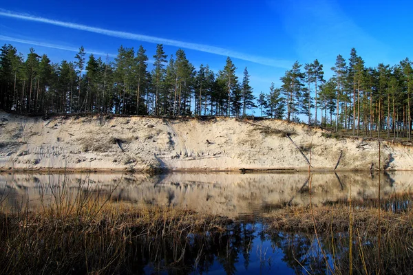 Flussufer mit Sand und blauem Himmel — Stockfoto