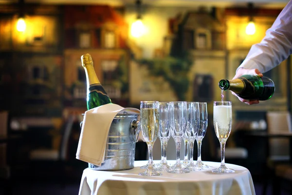 Garson dökerek şampanya