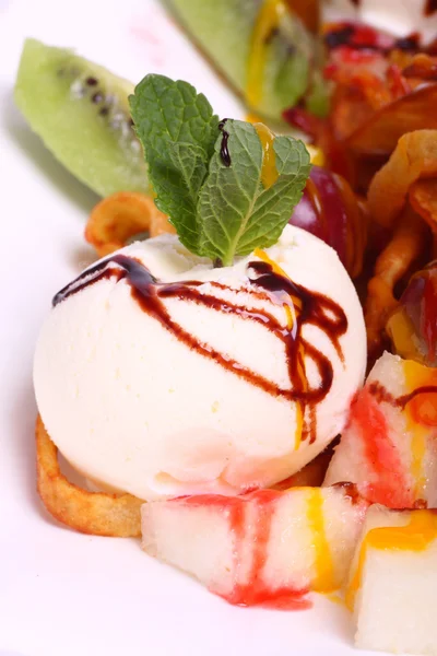 Fruit en ijs dessert — Stockfoto