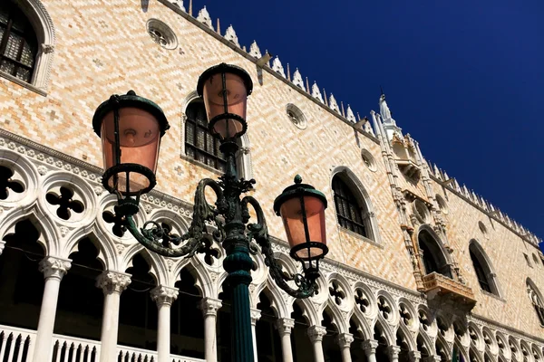 Klasik Venedik sokak ışık — Stok fotoğraf