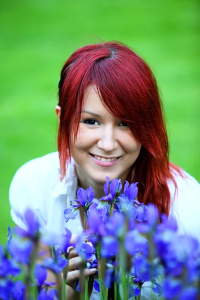 Roodharige meisje met bloemen — Stockfoto