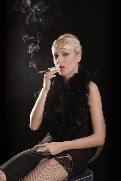 Fumar menina loira — Fotografia de Stock