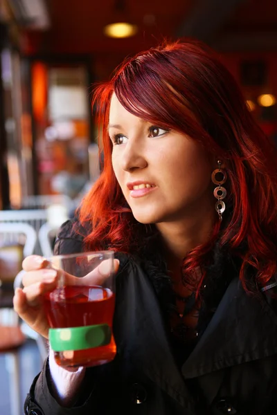 Femme avec tasse — Photo