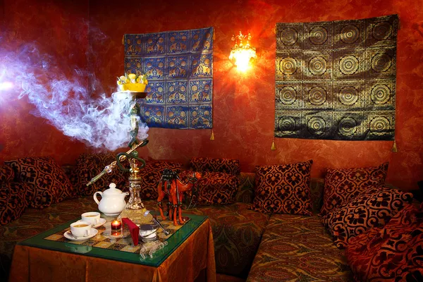 nargile ve çay bardağı