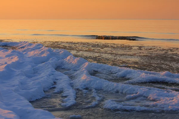 Puesta de sol en la orilla del mar — Foto de Stock