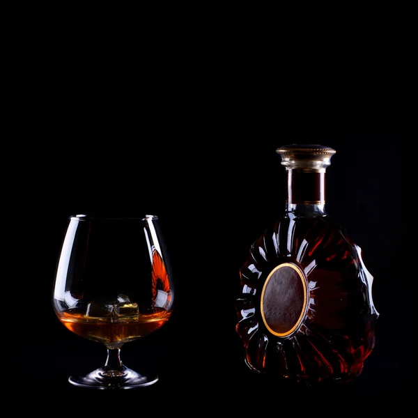 Cognac fles met glas — Stockfoto
