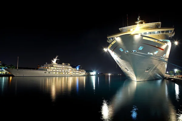Modern yacht and cruise liner — Stock Image Modern yacht and cruise liner Royalty Free Stock Images