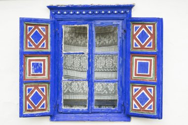 son derece renkli bir pencere