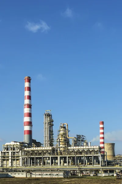 Lavorazione di petrolio e gas in una raffineria — Foto Stock