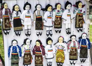 geleneksel kostümler giymiş bebek koleksiyonu