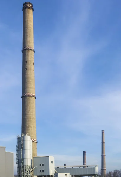 蒸汽放空的高塔 — 图库照片
