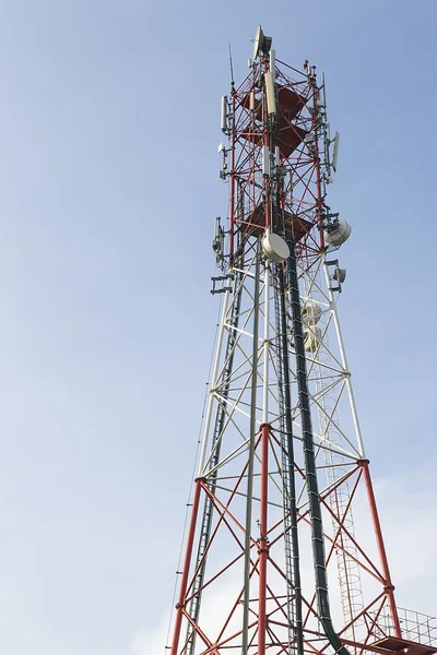 Uma torre de comunicações — Fotografia de Stock