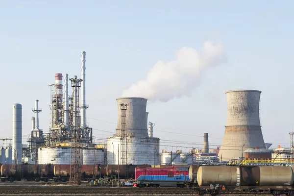 Olietankers in een olie- en gasindustrie raffinaderij — Stockfoto