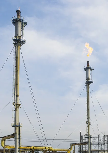 Bir rafineri gaz tahliye kuleleri — Stok fotoğraf
