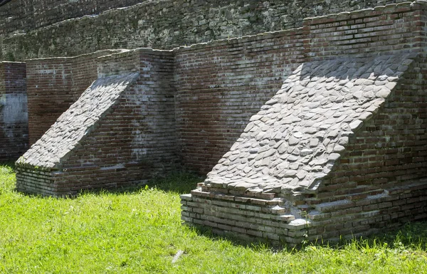 Middeleeuwse muur met steunberen — Stockfoto