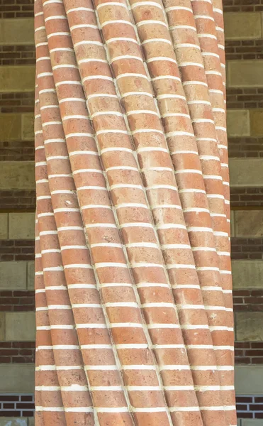 Twisted tijolo banhado coluna — Fotografia de Stock