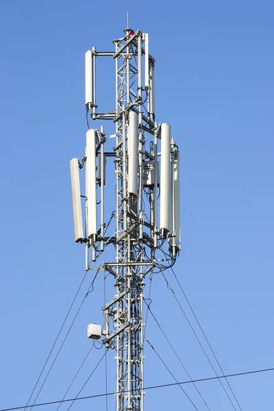 Башня антенн мобильных телефонов — стоковое фото