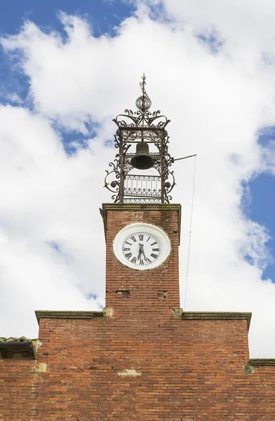 Kerktoren met klok — Stockfoto