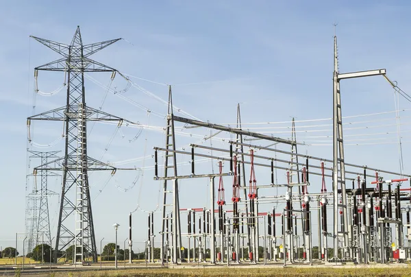 Elektrische leidingen van elektrische station Stockfoto
