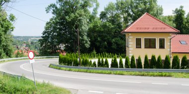Kırmızı çatılı evi yolun standları.