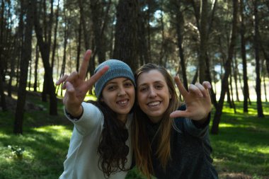 Doğada gülümseyen iki Latin kadın.