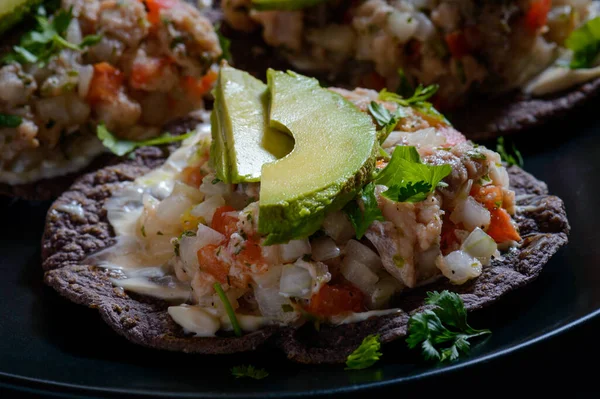 Ryby Ceviche na niebieskiej kukurydzy Tostadas, Meksykańskie jedzenie — Zdjęcie stockowe