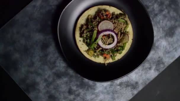 玉米玉米面上的牛肉清汤 墨西哥辣牛肉沙拉配上胡萝卜 生菜和萝卜 美味的墨西哥菜 — 图库视频影像