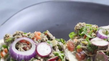 Mısır tostunda sığır eti salpicon. Meksika baharatlı biftek salatası, havuç, zeytin, biber, soğan, marul ve turp. Lezzetli Meksika mutfağı