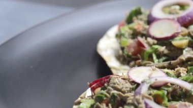 Mısır tostunda sığır eti salpicon. Meksika baharatlı biftek salatası, havuç, zeytin, biber, soğan, marul ve turp. Lezzetli Meksika mutfağı