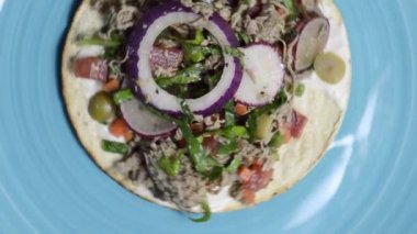 Mısır tostunda sığır eti salpicon. Meksika baharatlı biftek salatası, havuç, zeytin, biber, soğan ve turp. Lezzetli Meksika mutfağı