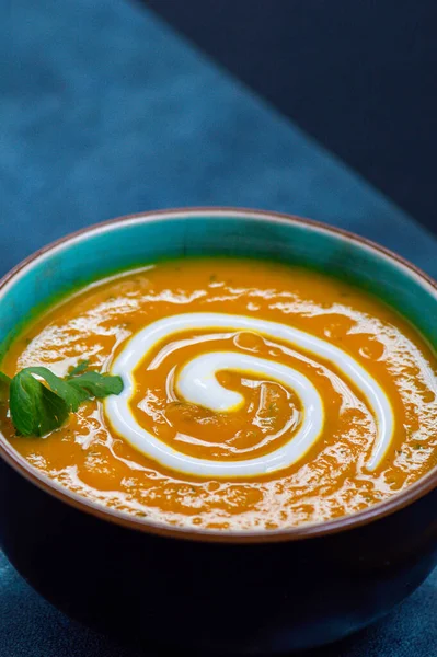 Sopa Zanahoria Cilantro Con Especias Otoñales Con Remolino Crema Sobre — Foto de Stock