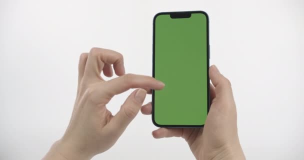 Vrouw Holding Smartphone Met Groen Scherm Scrollen Omhoog Tik Het — Stockvideo