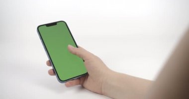 Yeşil Ekranlı Akıllı Telefonu Tutan Kadın, Yukarı Kaydıran ve Tap Ekranı. Beyaz Arkaplanda Yeşil Ekranlı Akıllı Telefon