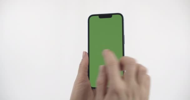 Vrouw Houdt Smartphone Met Green Screen Veegt Rechts Tik Scherm — Stockvideo