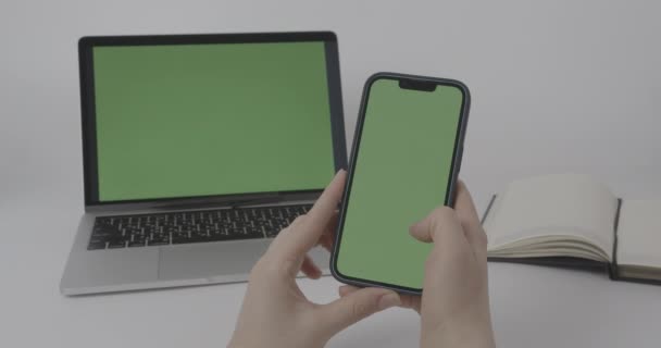 Chroma Key Mock Smartphone Laptop Mãos Femininas Usando Telefone Com — Vídeo de Stock