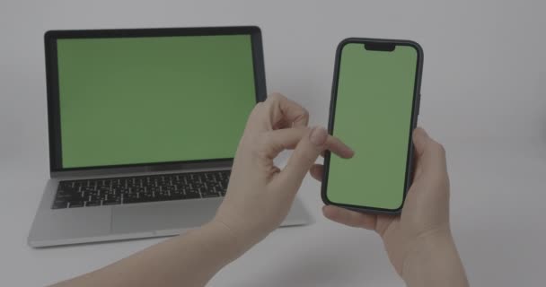 Akıllı Telefon Dizüstü Bilgisayarda Krom Anahtar Modeli Kadın Elleri Yeşil — Stok video