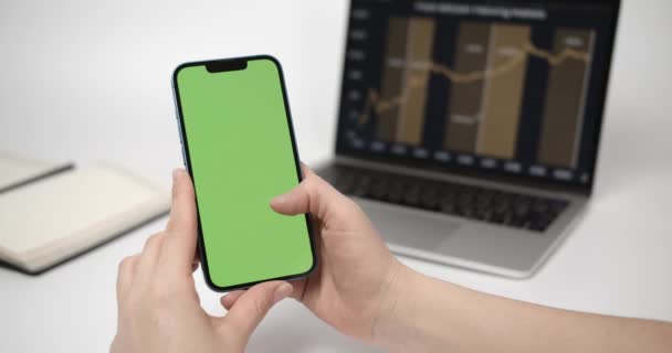 Chroma Key Mock Auf Smartphone Der Hand Frau Mit Telefon — Stockvideo